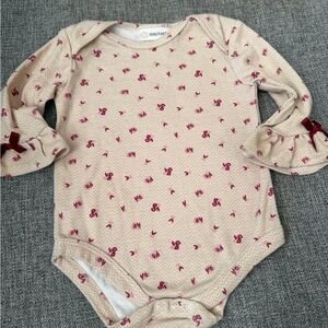 Daisy Fuentes Beige and Burgundy Baby Bodysuit Size 6-9mon long sleeves with bow